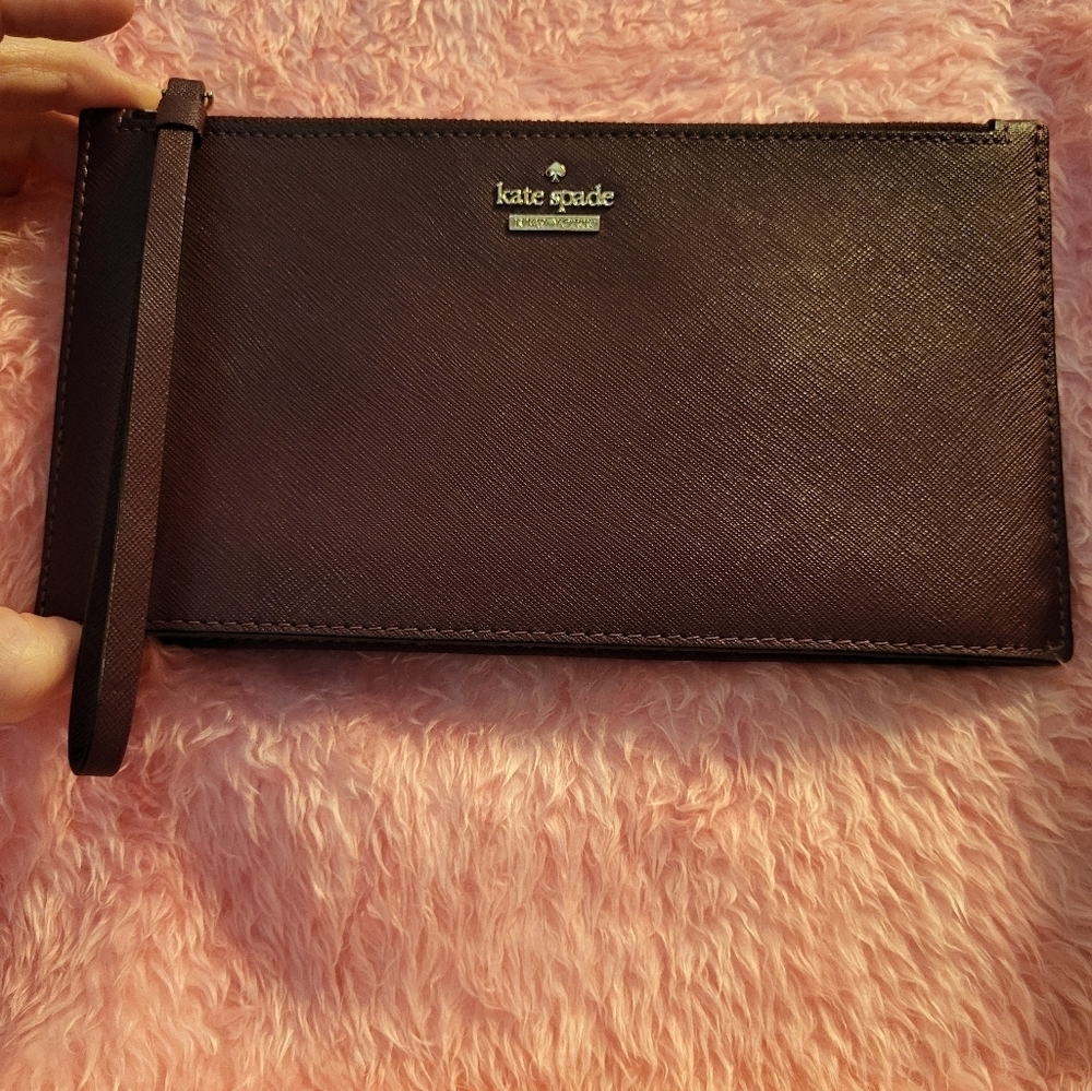 KATE SPADE LARGE WRISTLET WINE COLOR EUC